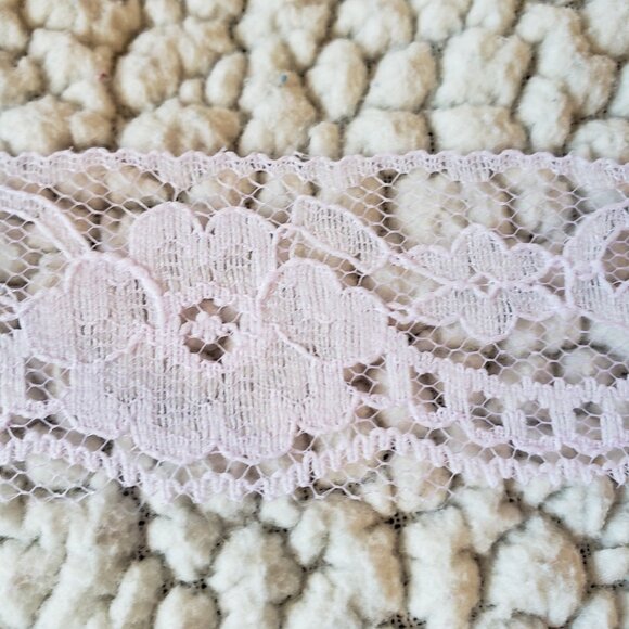 Chantilly Lace Trim - 1./1/4" Wide x 12 Yrds - Pale Lavender - Picture 4 of 6